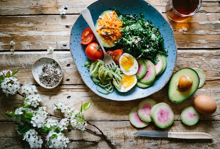 Pasto sano con proteine e verdure per sportivi