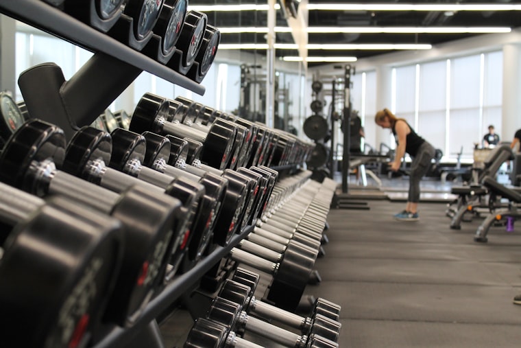 Persone che si allenano insieme in palestra