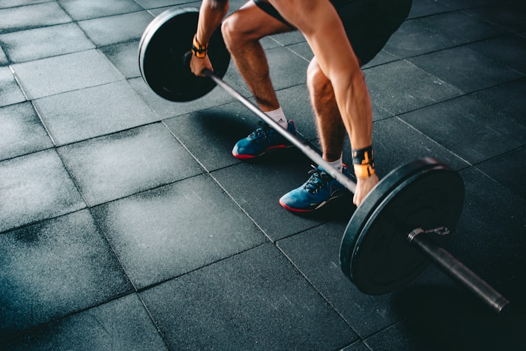 Allenamento funzionale con kettlebell in palestra
