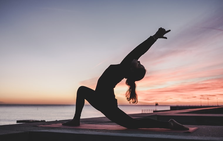 Esercizi di stretching per la schiena in palestra