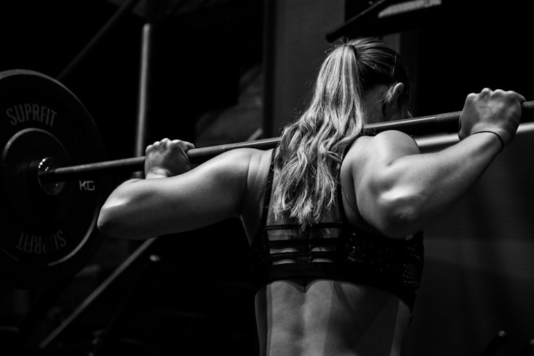 Principiante che si allena in palestra con un istruttore