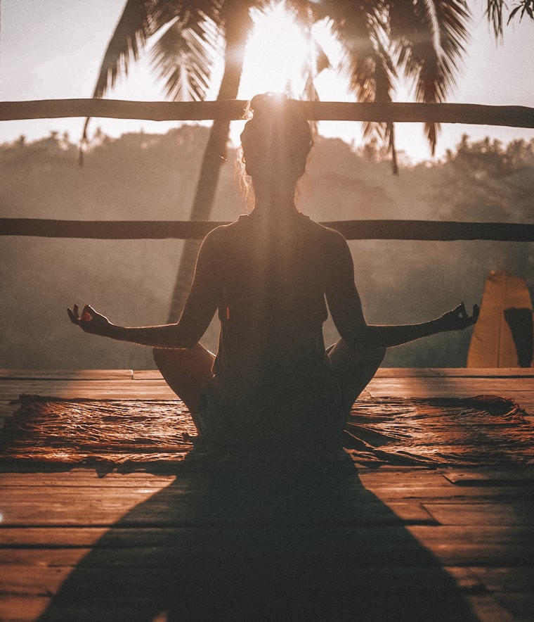 Lezione di yoga in palestra con praticanti in posizione