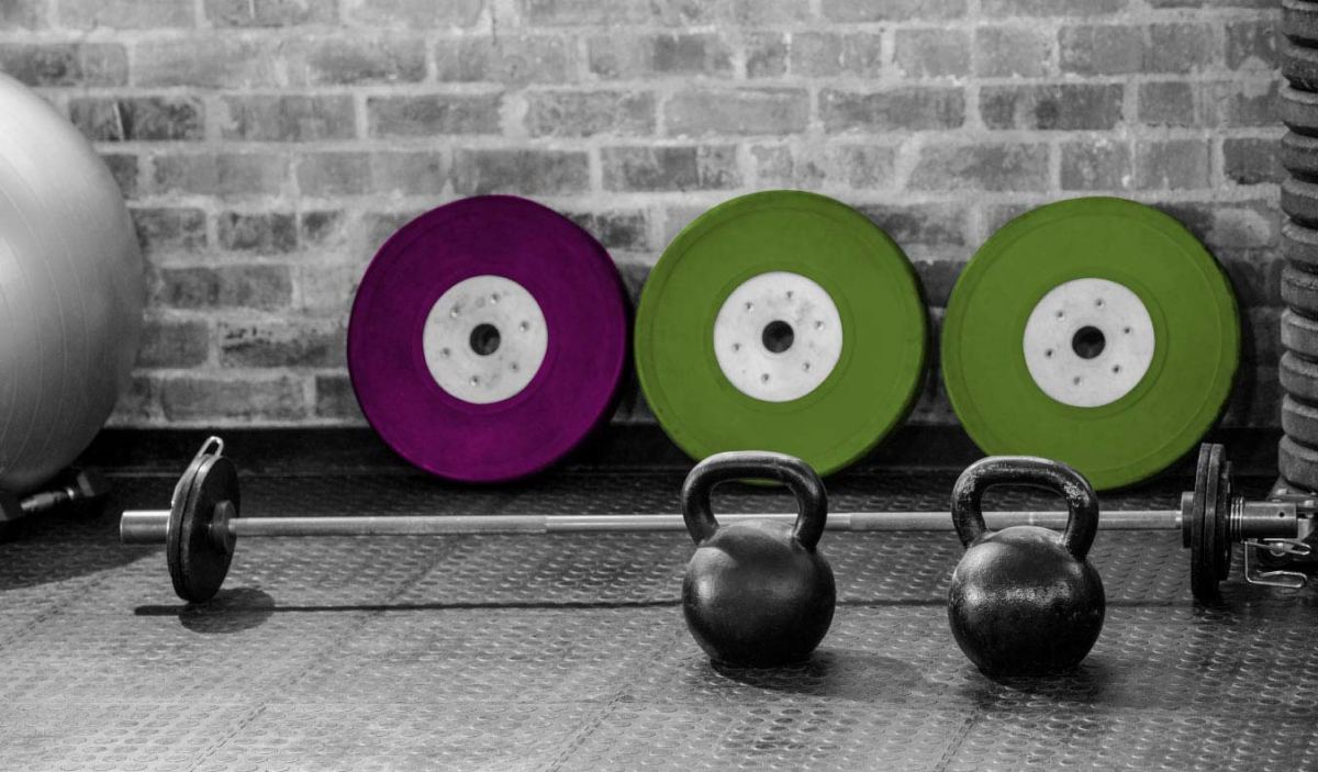 Sala pesi Fitfriends: dischi e kettlebell